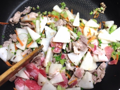 ドッグ☆大根と豚肉の炒め煮・調理１